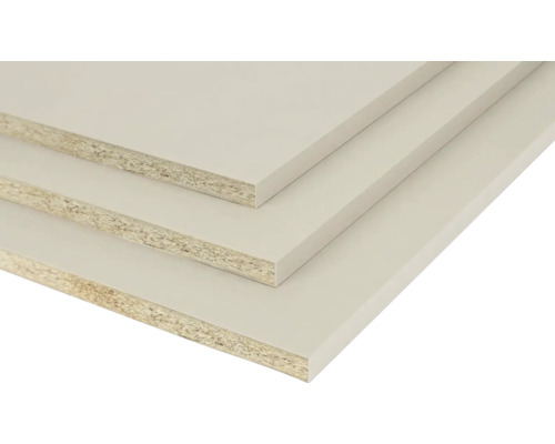 Drie op elkaar gestapelde meubelpanelen van spaanplaat met lichtgrijze melamine coating.