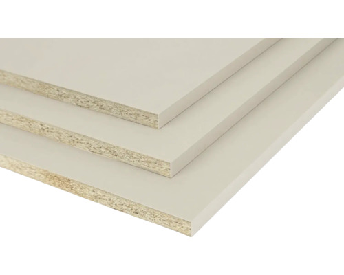 Spaanplaten met coating voor meubelbouw gestapeld