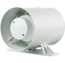Witte kunststof buisventilator met montagebeugel voor ventilatiekanalen.