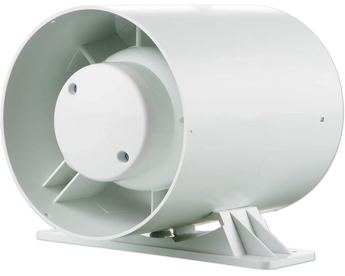 Witte kunststof buisventilator met montagebeugel voor ventilatiekanalen.