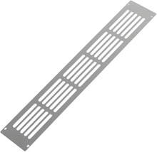 Rechthoekig metalen ventilatierooster met meerdere ventilatiesleuven en bevestigingsgaten in de hoeken.