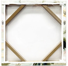 Achteraanzicht van een vierkant canvas op een houten spieraam met diagonale schoren en twee metalen ophanghaken.
