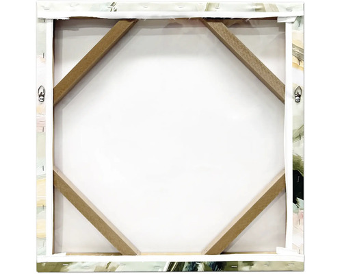 Achteraanzicht van een vierkant canvas op een houten spieraam met diagonale schoren en twee metalen ophanghaken.