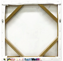 Achterzijde van een canvas schilderij met houten spieraam en metalen ophanghaken.