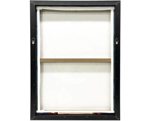 Achteraanzicht van een canvas in een zwarte lijst met een houten tussenlat en twee metalen ophanghaken.