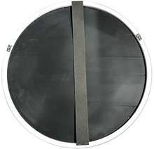 Achterkant van een ronde spiegel met een verticale metalen stang en bevestigingsklemmen aan de rand.