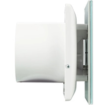 Zijaanzicht van een witte badkamerventilator voor wand- of plafondmontage.