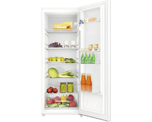 Open witte koelkast gevuld met diverse etenswaren zoals fruit, groenten, kaas, dranken en eieren.