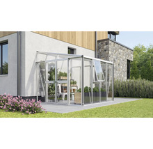 Moderne muurkas van aluminium en glas, bevestigd aan een huis op een terras met planten binnenin.