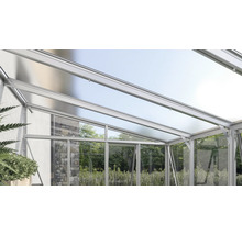 Terrasoverkapping met aluminium profielen en transparante polycarbonaatplaten gemonteerd aan een huiswand.