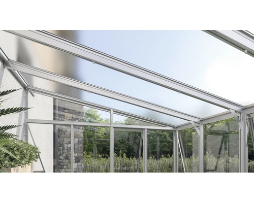 Terrasoverkapping met aluminium profielen en transparante polycarbonaatplaten gemonteerd aan een huiswand.