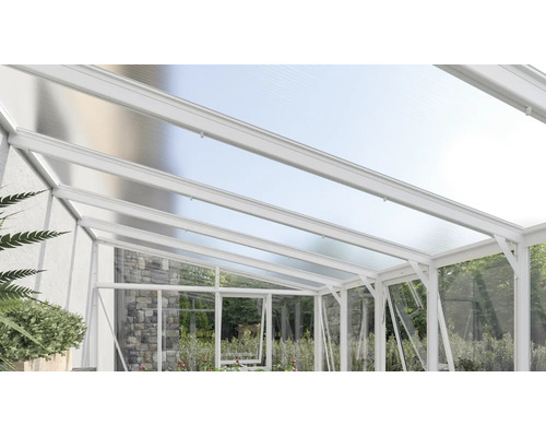Witte terrasoverkapping van aluminium met lichtdoorlatende kanaalplaten en glazen zijwanden bij een natuurstenen muur.