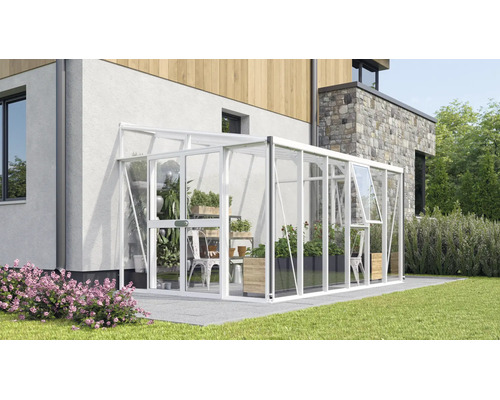 Aanleunkas van aluminium en glas tegen een huiswand, met schuifdeur en dakraam op een terras met tuinplanten.