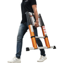 Persoon draagt een compacte Batavia telescopische ladder van aluminium met stabiliteitsbalk.