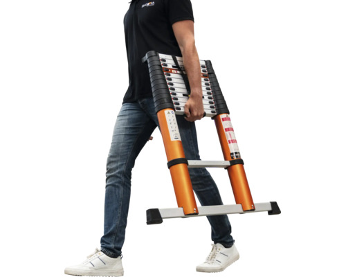 Persoon draagt een compacte Batavia telescopische ladder van aluminium met stabiliteitsbalk.