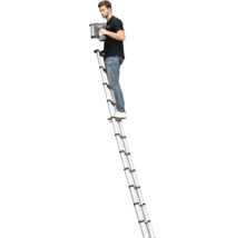 Man staat op een uitgeschoven telescoopladder en gebruikt een accu tacker.