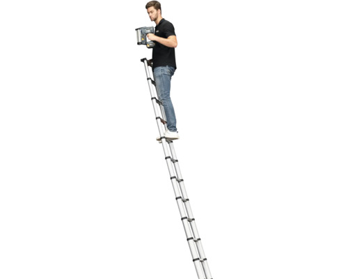 Man staat op een uitgeschoven telescoopladder en gebruikt een accu tacker.