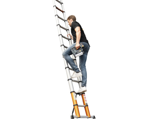 Een persoon klimt op een zilveren aluminium telescopische ladder met oranje voeten en houdt een accutacker vast.
