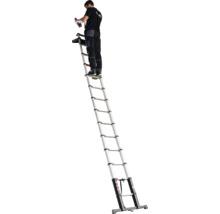 Vakman op een volledig uitgeschoven aluminium telescoopladder met een boormachine in zijn hand.