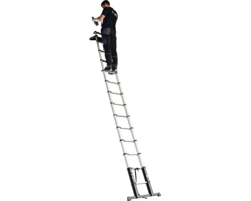 Vakman op een volledig uitgeschoven aluminium telescoopladder met een boormachine in zijn hand.