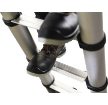 Een persoon met werkschoenen stapt op een telescopische ladder van aluminium.