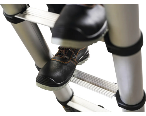 Een persoon met werkschoenen stapt op een telescopische ladder van aluminium.