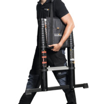 Een persoon draagt een Batavia Professional telescopische ladder in een draagtas over de schouder.