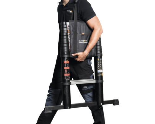 Een persoon draagt een Batavia Professional telescopische ladder in een draagtas over de schouder.