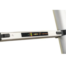 Detailweergave van een ladder met geïntegreerde hoekindicator en waterpas voor het nauwkeurig plaatsen in een hoek van 70 graden.