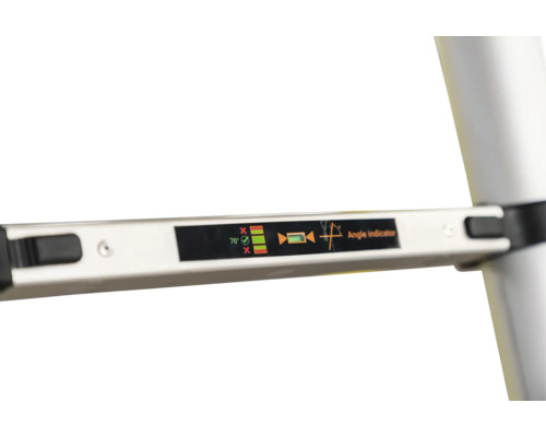 Detailweergave van een ladder met geïntegreerde hoekindicator en waterpas voor het nauwkeurig plaatsen in een hoek van 70 graden.