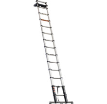 Telescopische aanleladder van aluminium met stabiliteitsbalk en gereedschapsbak bovenaan.