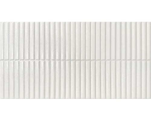Witte gestructureerde wandtegel met verticale smalle staafjes in Kit-Kat-look.