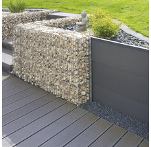 Moderne tuinarchitectuur met een schanskorf gevuld met natuursteen, een tuinscherm en vlonderplanken.