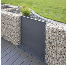 Moderne tuin met schanskorven van metaal gevuld met stenen en een privacyscherm van panelen naast een terras.
