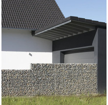 Moderne schanskorf met steenvulling voor een gevel met garage, helder en gestructureerd vormgegeven.