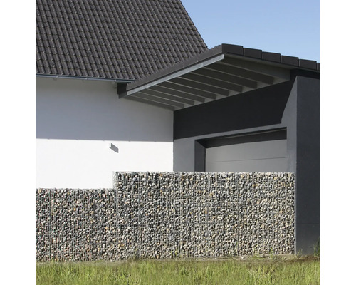 Moderne schanskorf met steenvulling voor een gevel met garage, helder en gestructureerd vormgegeven.