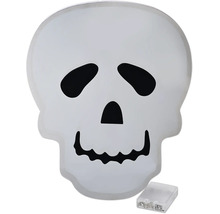Witte LED-decoratieverlichting in de vorm van een schedel voor Halloween met apart batterijvak.