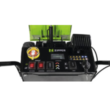 Bedieningspaneel van een Zipper rupsdumper met Zipper Logo, schakelaars voor licht, snelheid en kiepfunctie, contactsleutel en batterij-indicator.