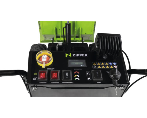 Bedieningspaneel van een Zipper rupsdumper met Zipper Logo, schakelaars voor licht, snelheid en kiepfunctie, contactsleutel en batterij-indicator.