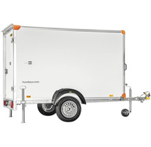 Humbaur enkelas gesloten aanhangwagen met witte opbouw, steunpoten en neuswiel voor veilig transport.