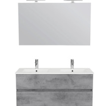 Dubbele wastafel met onderkast in betonlook, twee laden, twee kranen en een grote spiegel met verlichting.
