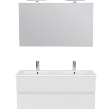 Modern dubbel wastafelmeubel met witte onderkast, twee kranen en een grote spiegel inclusief verlichting.