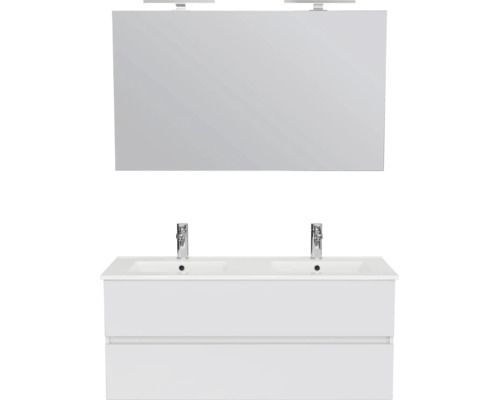Modern dubbel wastafelmeubel met witte onderkast, twee kranen en een grote spiegel inclusief verlichting.