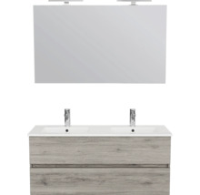 Modern dubbel badkamermeubel met grijze onderkast in houtlook, twee kranen en grote spiegel met verlichting.