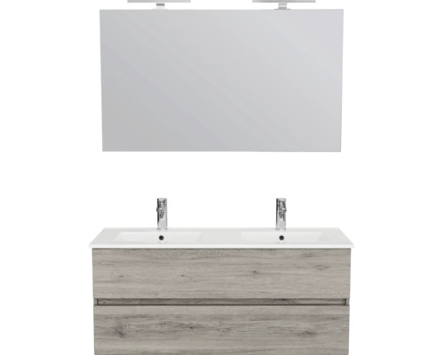 Modern dubbel badkamermeubel met grijze onderkast in houtlook, twee kranen en grote spiegel met verlichting.