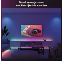 Moderne woonkamer met kleurrijke slimme LED-lichtaccenten op de muren, achter de televisie en onder de meubels.