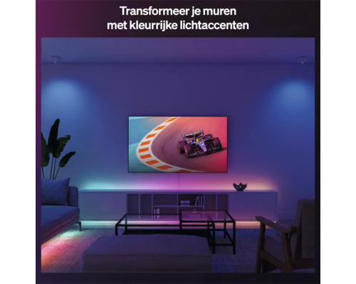 Moderne woonkamer met kleurrijke slimme LED-lichtaccenten op de muren, achter de televisie en onder de meubels.