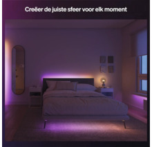 Slaapkamer met bed, nachtkastjes en paarse slimme indirecte verlichting achter het hoofdbord en onder het bed.