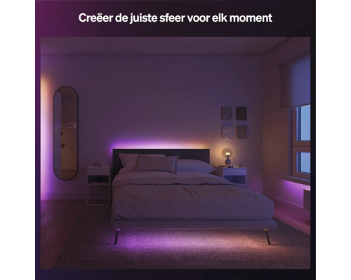 Slaapkamer met bed, nachtkastjes en paarse slimme indirecte verlichting achter het hoofdbord en onder het bed.