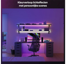 Moderne, georganiseerde werkplek met slimme verlichting en kleurverloopeffecten bij planken en bureau.